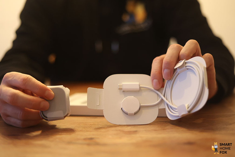 Man sieht das Ladekabel der Apple Watch Ultra.